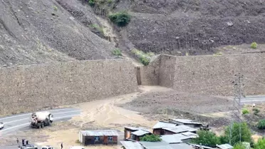 Yusufeli'nde Heyelan: Karayolu Kapandı