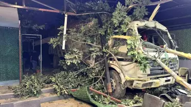 Hatay'da Kamyon Restorana Uçtu: 2 Yaralı