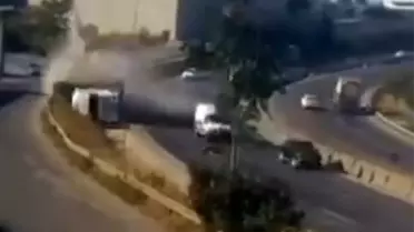 5 kişinin öldüğü feci kaza kamerada! Yolda giden otomobilin üstüne dorse düştü