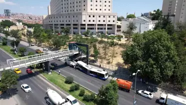 Ankara'da Belediyeye Ait Otobüsün Kazası Sonrası Trafik Normale Döndü