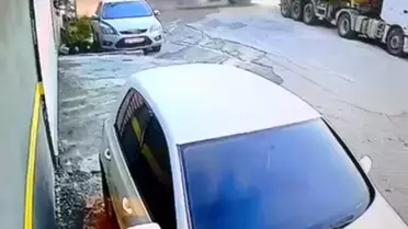 Hatay'da Kamyon Duvardan Uçtu