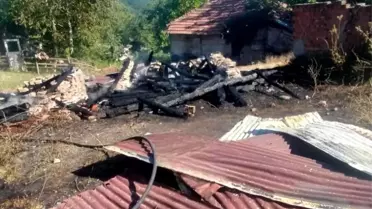 Sinop'ta Çıkan Yangında İki Ahşap Ambar Kullanılamaz Hale Geldi