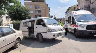 İnegöl'de Motosiklet Minibüsle Çarpıştı