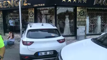 Amasya'da Otomobil Mağazaya Girdi