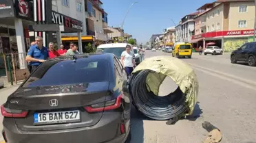 TIR'dan Düşen Rulolar Park Halindeki Araçlara Zarar Verdi