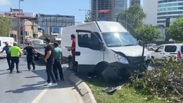 Panelvana Çarpan Çift Kazada Kadın Ağır Yaralandı