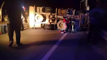 Bilecik'te Domates Yüklü Kamyon Devrildi, 2 Yaralı