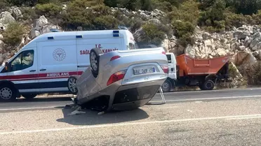 Kaş'ta Çöp Kamyonuna Çarpan Otomobil Takla Attı