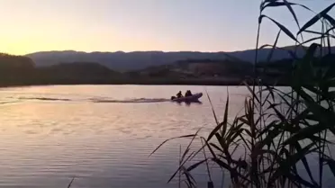 Bolu'da Kayıkla Suya Düşen Genç İçin Arama Çalışmaları Başlatıldı