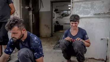İsrail yardım için bekleyen sivilleri hedef aldı! Gazeteci canlı yayında gözyaşlarına boğuldu