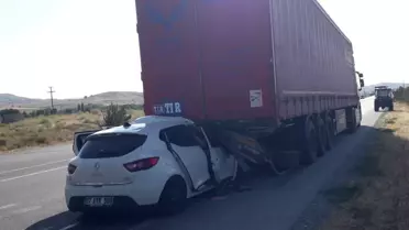 Sivas'ta TIR'a çarpan otomobilde kaza: 1 çocuk öldü