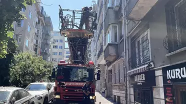 Şişli'de Ağaç Dalı Otomobilin Üzerine Düştü