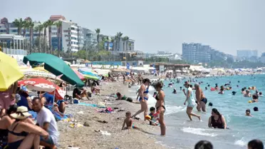 '53 derece' uyarısı yapılan Antalya'da vatandaşlar soluğu sahillerde aldı