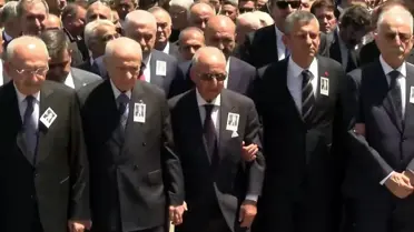 Altan Öymen'in cenaze törenine damga vuran görüntü