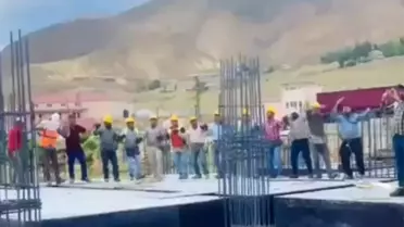 İnşaat İşçilerinden Neşeli Halay