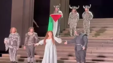 Londra'da Il Trovatore'da Filistin Bayrağı Eylemi