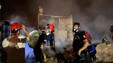 Sakarya Geyve'de Yangın: 3 Ev Yanarak Kül Oldu