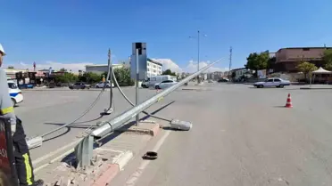 Karaman'da Araç Aydınlatma Direğine Çarptı