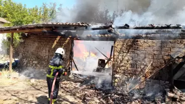 Tokat'ta Yangın: Traktörler ve Tarım Malzemeleri Yanarak Kullanılamaz Hale Geldi