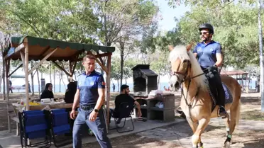 Edremit'te Atlı Zabıta Birliği Çocukları Mutluluğa Doyuruyor