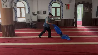 30 Yıldır Gönüllü Cami Temizliği