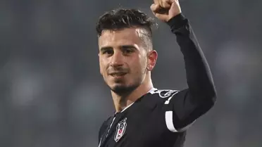 Eski Beşiktaşlı Oğuzhan Özyakup maç biter bitmez telefona sarılarak tepki gösterdi