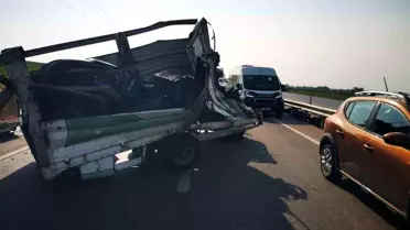 Karacabey'de Kamyonet Kamyona Çarptı