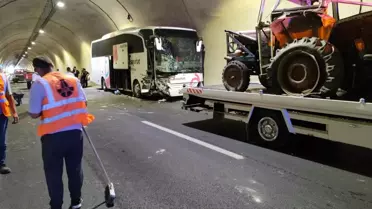 Amasya'da Otobüs ile Traktör Çarpıştı