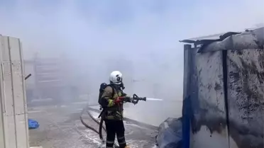 Hatay'da Depremzede Ailenin Konteyneri Yangında Yanarak Kullanılamaz Hale Geldi