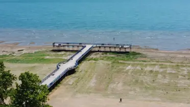 İznik Gölü'nde bir dönem deniz otobüsünün yanaştığı iskele karada kaldı