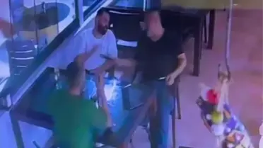 Beraber oturduğu polisi vurdu, hiçbir şey olmamış gibi içeceğini içti