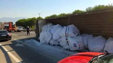 Bursa'da Kamyon Devrildi, Trafik Kitlendi