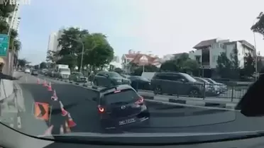 Yol çöktü! Araç dev çukura gömüldü, sürücü son anda kurtarıldı