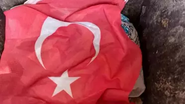 Genç Temizlik İşçisinden Bayrak Duyarlılığı