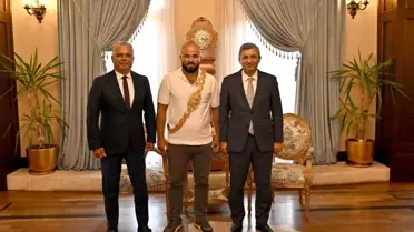 Kırkpınar Yağlı Güreşleri'nin Şampiyonu Orhan Okulu, Antalya Valisi'ni Ziyaret Etti