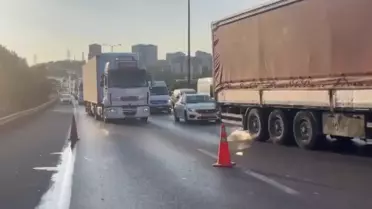 Başakşehir'de Kamyonet Devrildi