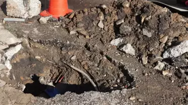 Kadıköy'de su borusu patladı! Yüksekliği 5 katlı binaya ulaştı