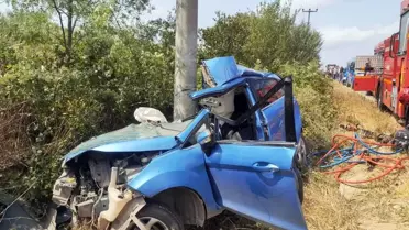 Beton Direğe Çarpan Otomobildeki Kardeşler Hayatını Kaybetti