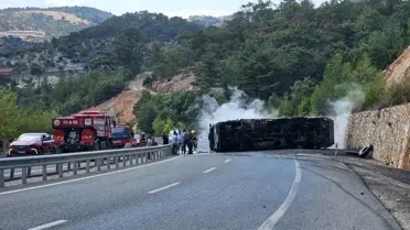 Balıkesir'de Zift Yüklü Kamyon Devrildi, Yangın Çıktı