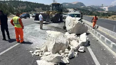 Isparta'da Mermer Bloğuna Çarpan Otomobil Sürücüsü Yaralandı