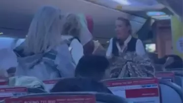 Uçağın tekeri piste değdiği gibi ayağa kalktılar, kabin memurları polis çağırdı