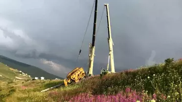 Tır Dorsesi Dereye Uçtu