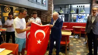 Ümraniye'de 40 Bin Türk Bayrağı Dağıtıldı