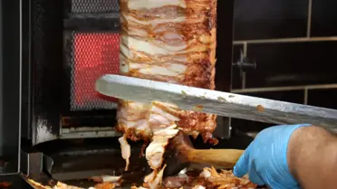 Antalya'da Döner Ustaları Sıcakla Mücadele Ediyor
