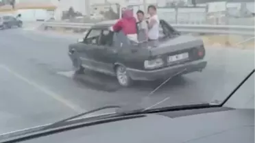 Hatay'da tehlikeli yolculuk: Çocuklar TOFAŞ'tan dışarı sarktı
