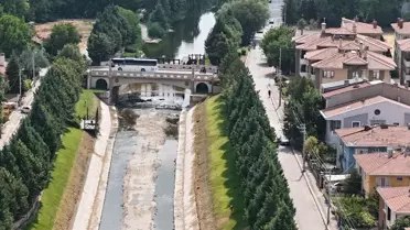 Eskişehir'in simgesi Porsuk Çayı'nda su seviyesi azaldı