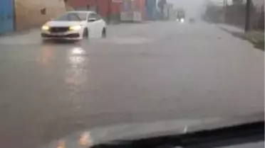 Hatay'da Aniden Bastıran Yağmur Araçları Mahsur Bıraktı