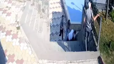 Muhtar, Uygunsuz Davranışa Uyardı: Bıçaklı Saldırı!