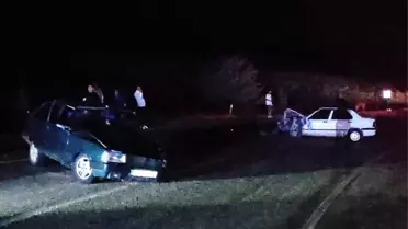 Manisa'da Trafik Kazası: İki Sürücü Yaralı