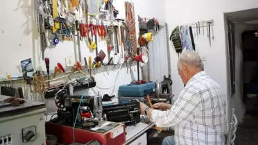 Asırlık Dikiş Makinelerini Restaure Ediyor